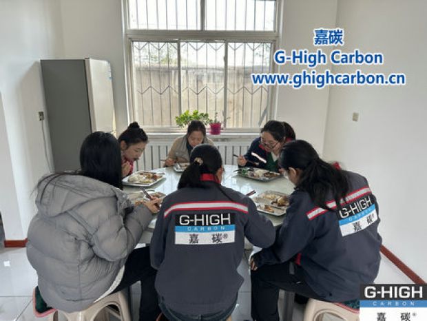 深秋暖陽(yáng)下，鐵鍋燉傳遞溫情與力量